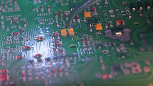 Detailní Vnitřní Záběr Přesné Manuální Montáže Různých Elektrických Komponentů Zelenou — Stock video