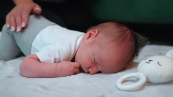 Retrato Interior Primer Plano Del Adorable Bebé Dormido Acostado Boca — Vídeo de stock