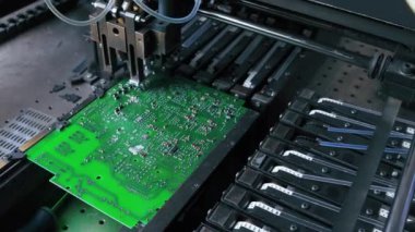 Profesyonel makine tarafından yürütülen otomatik SMD montajının kapalı çekim görüntüleri. PCB tahtası otomatik olarak oluşturuluyor. Robotlar iş ortamında. Yüksek kalite 4k görüntü