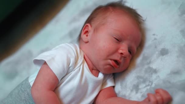 Крытый Портрет Уставшего Сонного Младенца Зевающего Вытягивающего Руки Подготовиться Длительному — стоковое видео