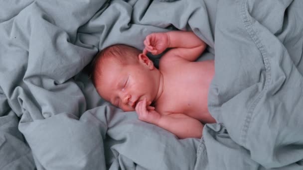 Bebê Bebê Bonito Caucasiano Dormindo Com Lingers Ouvido Boca Criança — Vídeo de Stock