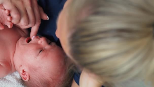Conceito Dentição Bebé Mãe Loura Caucasiana Irreconhecível Verificar Gengivas Seu — Vídeo de Stock