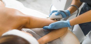 Spa merkezinde vücut ameliyatı yaptıran bir kız, güzellik tedavi konsepti. Yüksek kalite fotoğraf