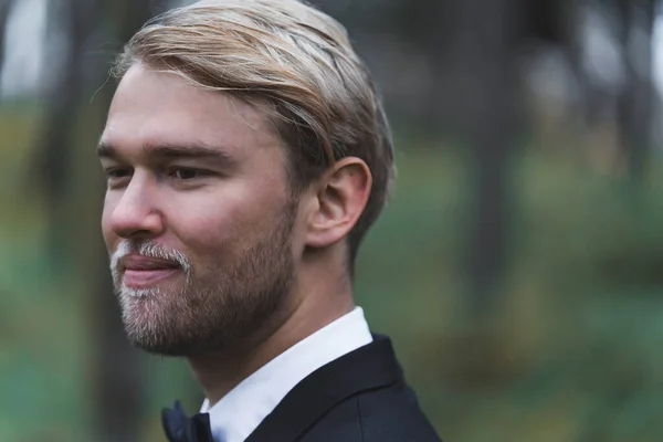 Bröllopsminnen Närbild Porträtt Stilig Elegant Skandinavisk Blond Skäggig Brudgum Svart — Stockfoto
