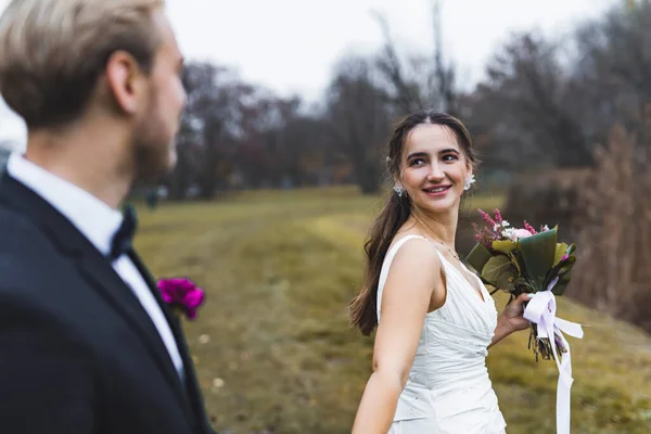 土耳其新娘 脸上挂着美丽的笑容 领着她的新婚丈夫 深秋的户外摄影 结婚和结婚的概念 新的开始 高质量的照片 — 图库照片