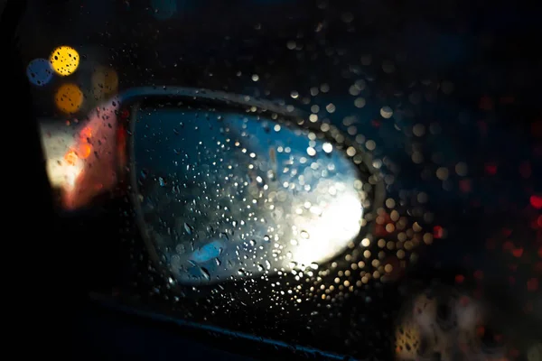 Jazda Deszczową Noc Odbicie Kropli Deszczu Lusterku Bocznym Samochodu Światła — Zdjęcie stockowe