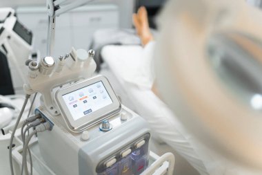 Teknoloji ve evrim birinin vücudunu ve cildini korumak için. Profesyonel beyaz tenli teçhizat makinesi. Ön planın sağ tarafı bulanık. Yüksek kalite fotoğraf