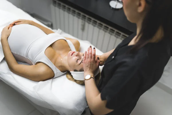 Professionell Ansiktsmassage Utförs Oigenkännliga Kvinnliga Kaukasiska Massage Terapeut Kaukasiska Medelålders — Stockfoto
