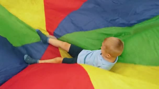 Schattig Jongetje Dat Een Bal Vasthoudt Het Kleurrijke Stuk Kinderkamer — Stockvideo