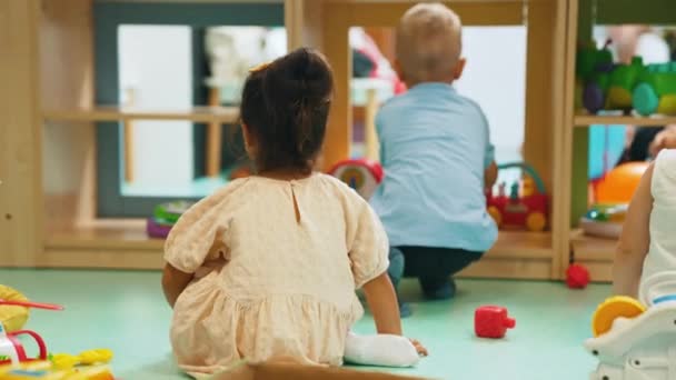 Pré Escolares Sentados Chão Brincando Com Brinquedos Jardim Infância Imagens — Vídeo de Stock