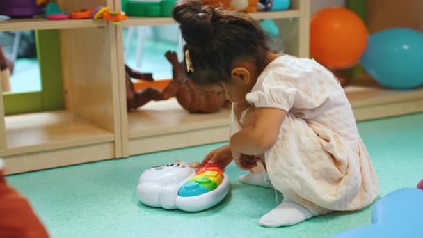 Schattig Donkerharig Meisje Spelen Met Een Speelgoed Speelkamer Speelgoed Planken — Stockvideo