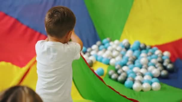 Liten Vit Pojke Leker Med Färgglad Bit Material Och Många — Stockvideo