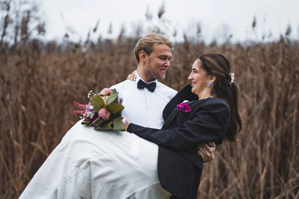 Traditionell Äktenskaplig Lyft Bruden Mellanösterns Långhåriga Brud Bröllopsklänning Och Brudgummens — Stockfoto
