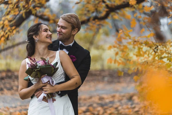 Charmante Heteroseksuele Pasgetrouwden Scandinavische Bruidegom Turkse Bruid Poseren Een Knuffel — Stockfoto
