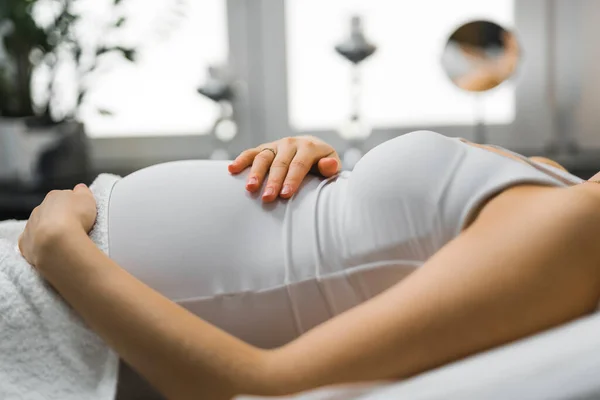 Koncept Těhotenství Mateřství Nerozpoznatelná Bělošská Matka Ležela Lázeňské Posteli Oblečená — Stock fotografie