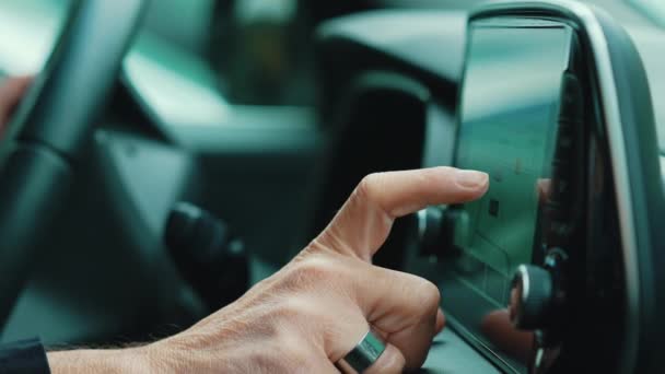 現代の車のハンドルにマンの手 ハイテクタッチスクリーンディスプレイで指でタッピングする男 高品質4K映像 — ストック動画