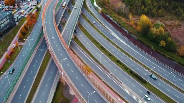 Luftaufnahme Der Straßenkreuzung Mit Schnell Fahrenden Autos Und Lastwagen Kein — Stockvideo