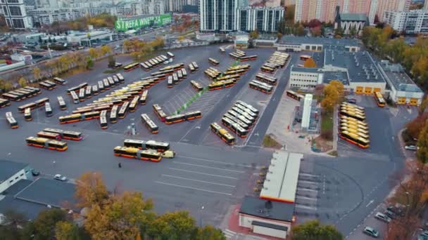 駐車バスでいっぱいのバスデポの空中ドローンスローモーションビュー 公共交通機関の概念 現代社会と都市 高品質4K映像 — ストック動画