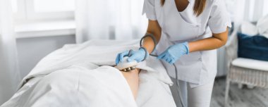 Profesyonel bir masöz müşterisi için endermoloji lpg masajı yapıyor, kozmetoloji kliniği. Yüksek kalite fotoğraf