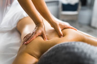 Spa merkezindeki bir kadın masaj yaptırıyor. Yakın çekim rahatlama konsepti. Yüksek kalite fotoğraf