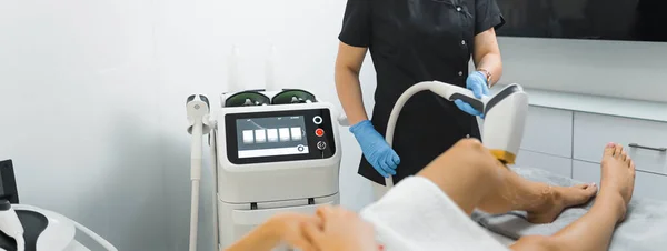 Nierozpoznawalny Klient Leżący Stole Mający Laserową Depilację Kosmetologiem Klinice Kosmetycznej — Zdjęcie stockowe