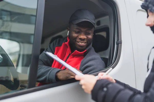 Особа Яка Підписує Документи Тримає Вікно Білого Фургона Молодим Дорослим — стокове фото