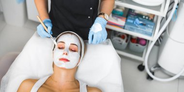 Güzellik kliniğinde beyaz bir kadının cilt bakımını yaptırdığı yüksek açılı bir görüntü. Güzellik tedavi konsepti. Yüksek kalite fotoğraf