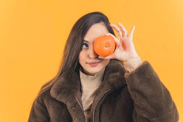 Joven Morena Sosteniendo Una Mandarina Naranja Delante Ojo Foto Alta —  Fotos de Stock