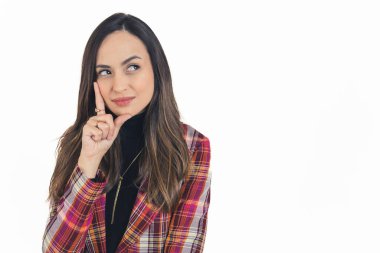 Genç esmer kadın bir şeyler düşünüyor, hayal ediyor. Yüksek kalite fotoğraf