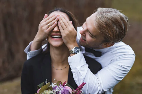 Чоловік Прикриває Очі Дружині Руками Молода Грайлива Пара День Весілля — стокове фото