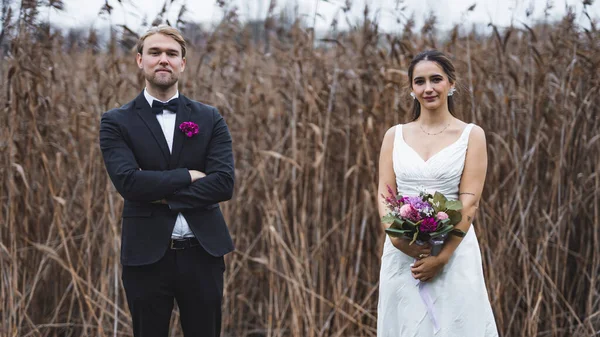 站在远处的新婚夫妇 户外婚纱照 高质量的照片 — 图库照片