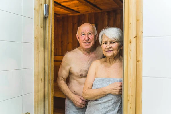 Medelhög Närbild Inomhus Skott Kaukasiska Senior Vuxen Par Stå Tillsammans — Stockfoto