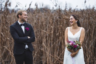 Yeni evli çift eğleniyor, birbirlerine gülüyorlar. Yüksek kalite fotoğraf