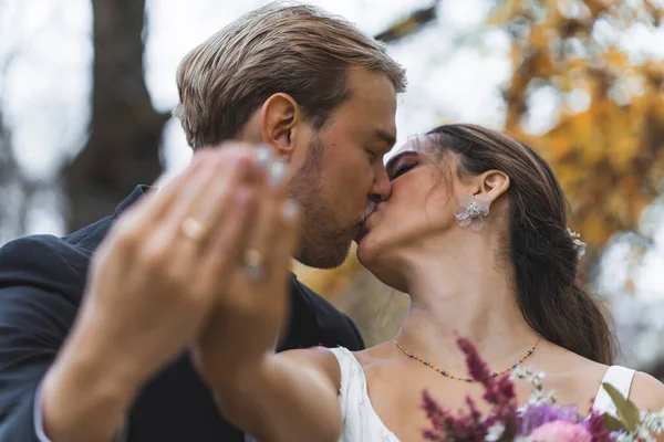 Sposa Sposo Baciare Mostrare Fedi Nuziali Sulle Dita Foto Alta — Foto Stock