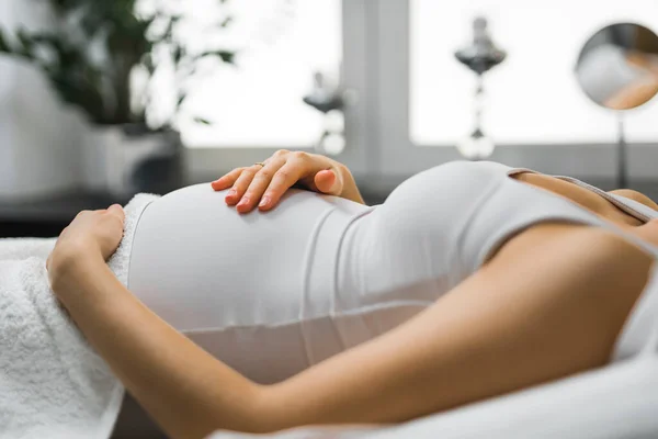 Boční Pohled Těhotnou Ženu Ležící Stole Kosmetické Klinice Péče Pleť — Stock fotografie