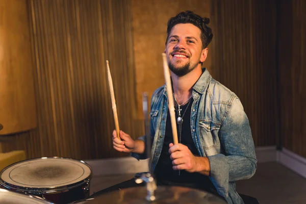 若い音楽家がドラムを演奏する 高品質の写真 — ストック写真