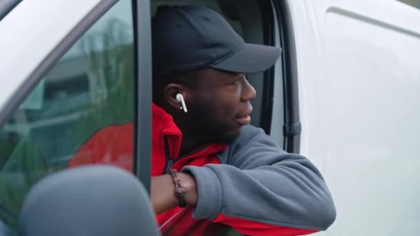 Hombre Joven Negro Repartidor Adultos Sentado Asiento Del Conductor Furgoneta — Vídeo de stock