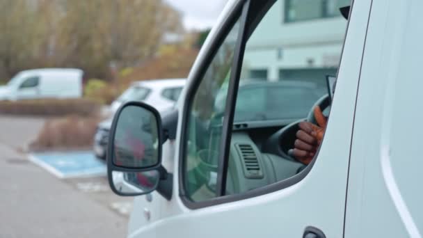 Genç Siyahi Teslimatçı Beyaz Minibüsün Şoför Koltuğunda Oturmuş Pencereden Gülümsüyor — Stok video