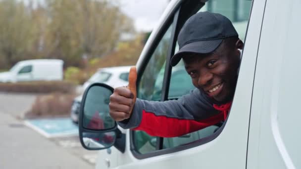 Nuori Musta Mies Mustassa Lakissa Ajaa Valkoista Pakettiautoa Nojaa Ikkunasta — kuvapankkivideo