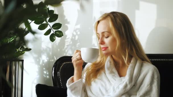 Biała Ładna Ciężarna Kobieta Białym Szlafroku Pijąca Herbatę Relaksująca Się — Wideo stockowe