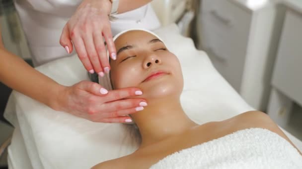 Relaxed Beautiful Asian Woman Thermolifting Procedure Spa Center Skincare Concept — Stock Video