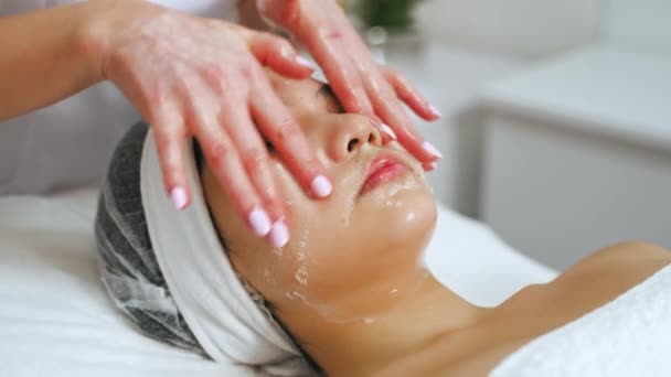 迷人的亚洲女人等着一位专家开始面部手术 中等特写美容中心的护肤理念 高质量的4K镜头 — 图库视频影像