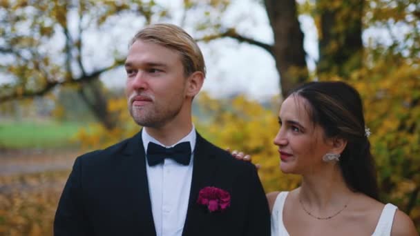 Mireasă Turcească Frumoasă Ani Înclinată Capul Deasupra Brațului Soțului Scandinav — Videoclip de stoc