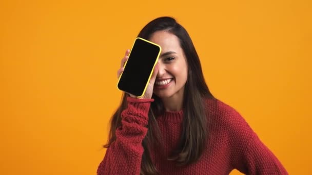 Mooi Uitziend Latijns Amerikaans Bruinharig Meisje Dat Haar Telefoonscherm Aan — Stockvideo