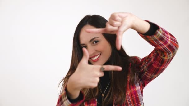 Χαρούμενο Κορίτσι Κάνοντας Finger Frame Πάνω Από Λευκό Φόντο Στούντιο — Αρχείο Βίντεο