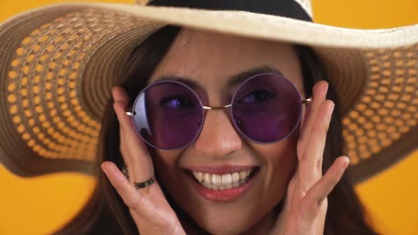 Střední Detailní Pohled Okouzlující Veselou Dívku Letním Klobouku Slunečních Brýlích — Stock video