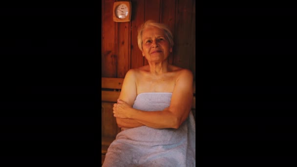 Vnitřní Střední Detailní Portrét Starší Dospělé Krátkosrsté Bělošky Která Užívá — Stock video