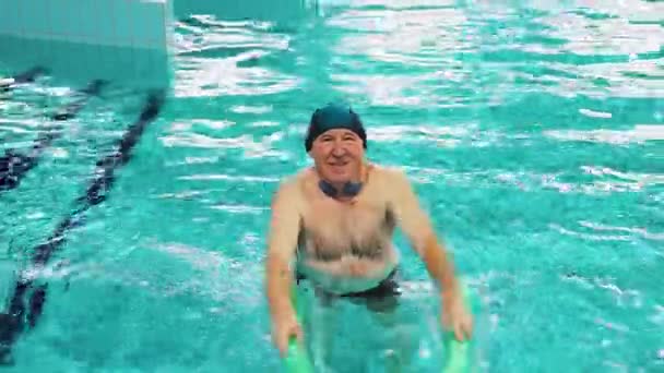 Koyu Mavi Şapkalı Boynunda Havuz Makarnası Tutan Havuz Suyunda Dururken — Stok video