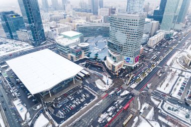 11.21.2022 Varşova, Polonya. Warsaw tren iletişim merkezinin yüksek açılı görüntüsü, merkez tren istasyonu. Sokaklarda kar var. Hava görüntüsünden trafik vardı. Yüksek kalite fotoğraf