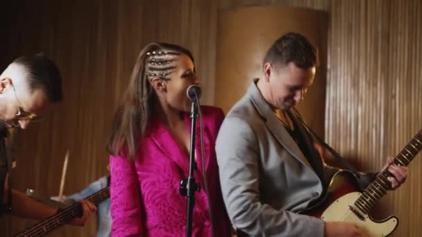 Tek Başına Şarkı Söyleyen Bir Kadın Enstrümanlarda Ona Eşlik Eden — Stok video